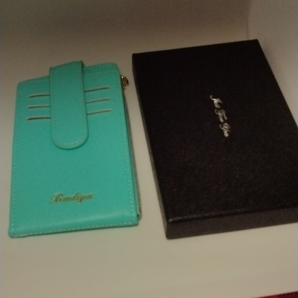 Lady wallet holds 9 cards 2 I'd holders  fits in front pocket perfect rifo pro